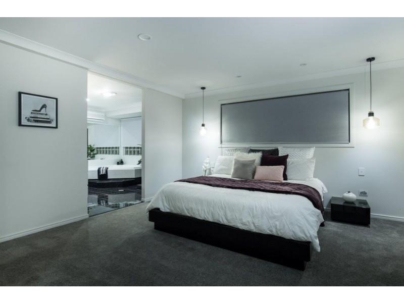 21 Edinburgh Road, Benowa Waters QLD 4217