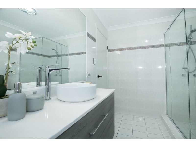 21 Edinburgh Road, Benowa Waters QLD 4217