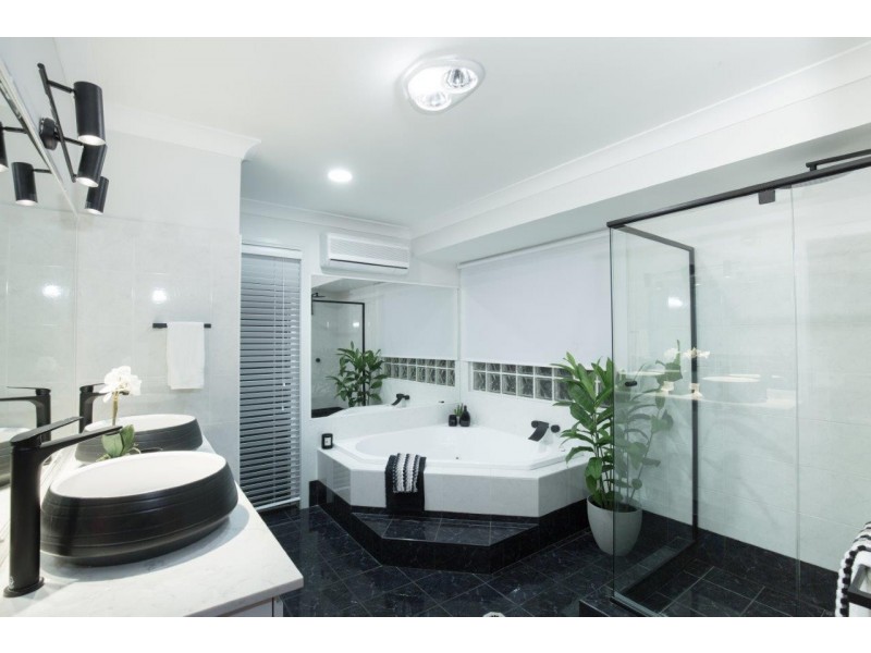 21 Edinburgh Road, Benowa Waters QLD 4217