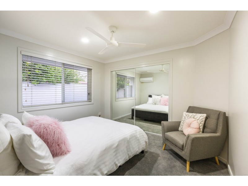 21 Edinburgh Road, Benowa Waters QLD 4217