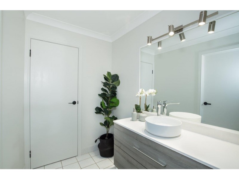 21 Edinburgh Road, Benowa Waters QLD 4217