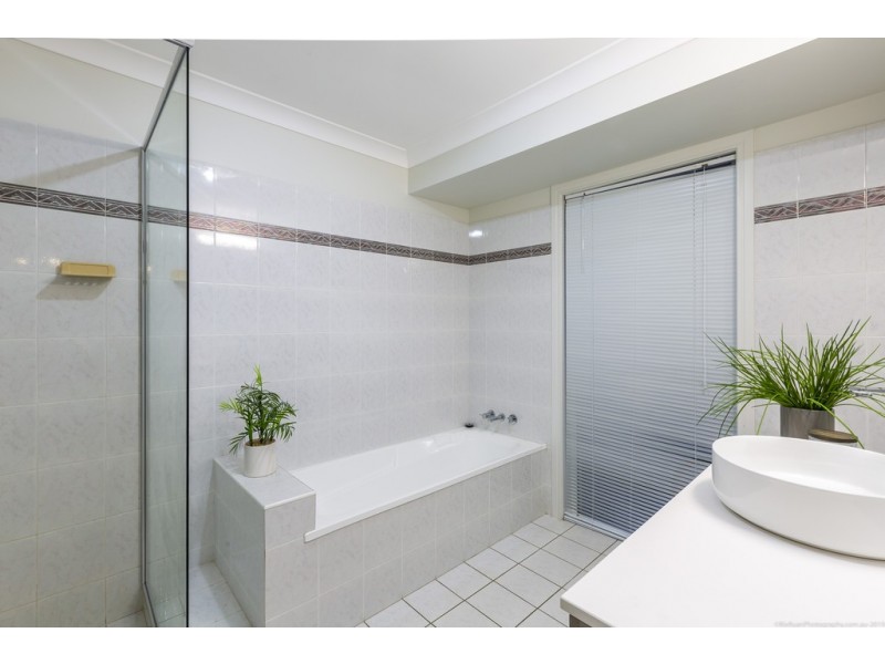 21 Edinburgh Road, Benowa Waters QLD 4217