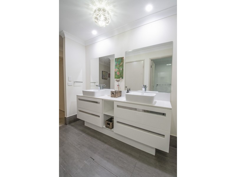 62 Arnold Palmer Drive, Parkwood QLD 4214