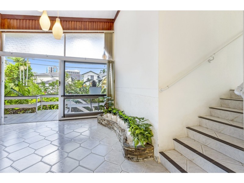 2 Richmond Ave, Bundall QLD 4217