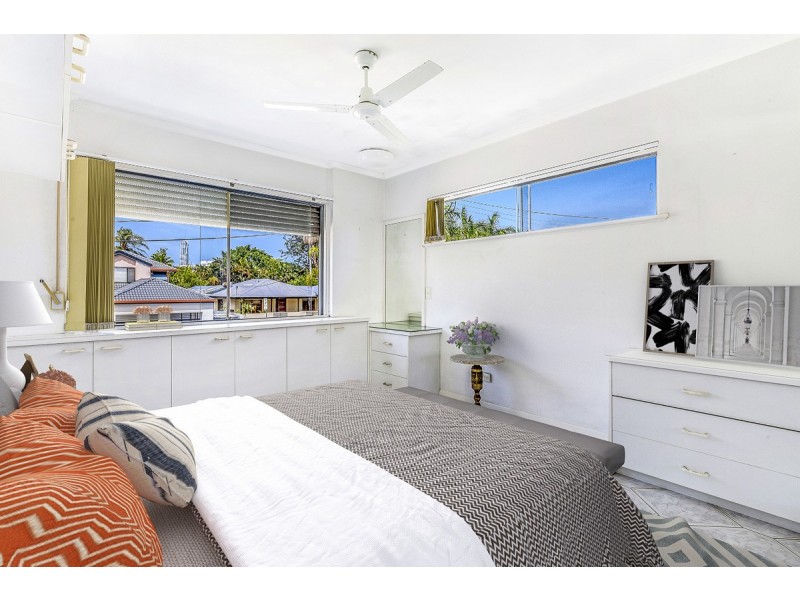 2 Richmond Ave, Bundall QLD 4217
