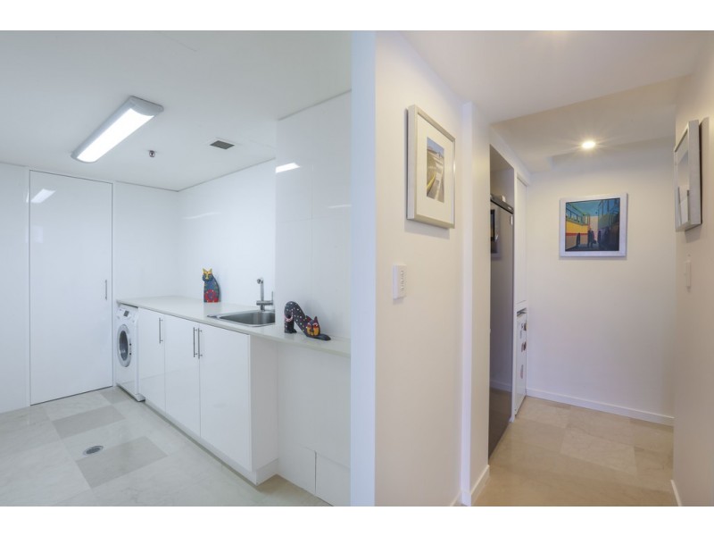 82/17 ‘Broadwater Tower’ Bayview Street, Runaway Bay QLD 4216