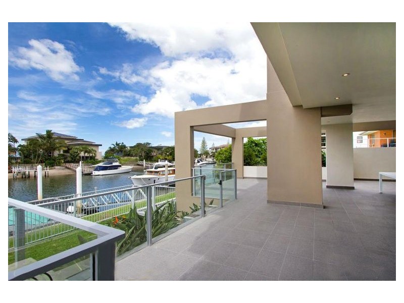 1/11 Canal Avenue, Runaway Bay QLD 4216