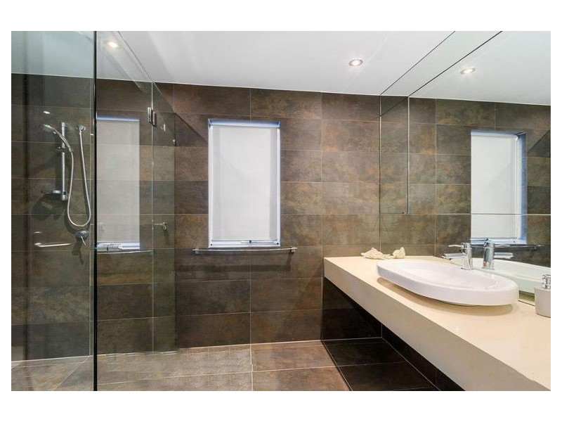 1/11 Canal Avenue, Runaway Bay QLD 4216