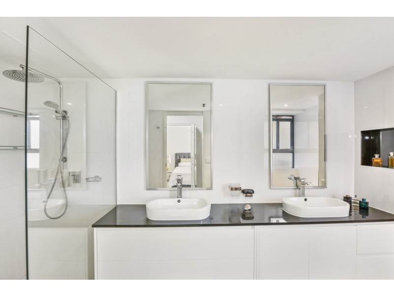 32/17 ‘Broadwater Tower’ Bayview Street, Runaway Bay QLD 4216