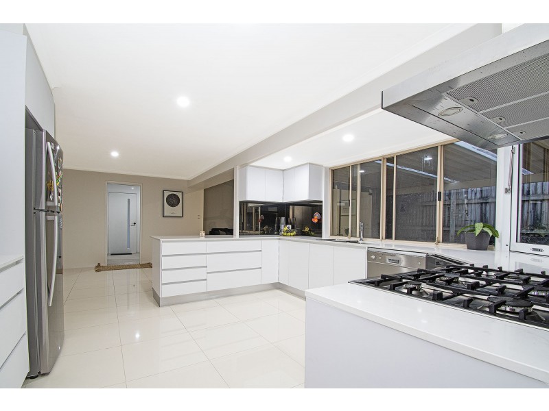 1 Carnoustie Court, Arundel QLD 4214