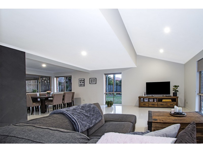 1 Carnoustie Court, Arundel QLD 4214