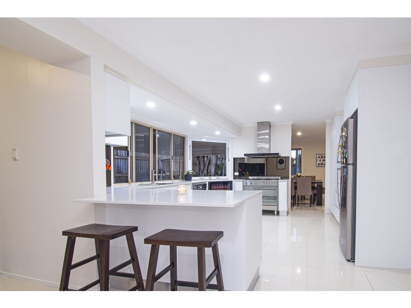 1 Carnoustie Court, Arundel QLD 4214