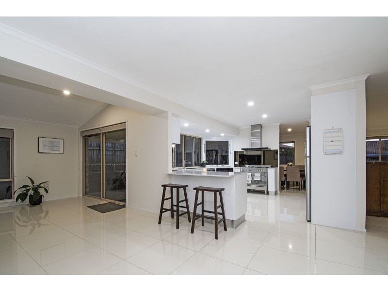 1 Carnoustie Court, Arundel QLD 4214