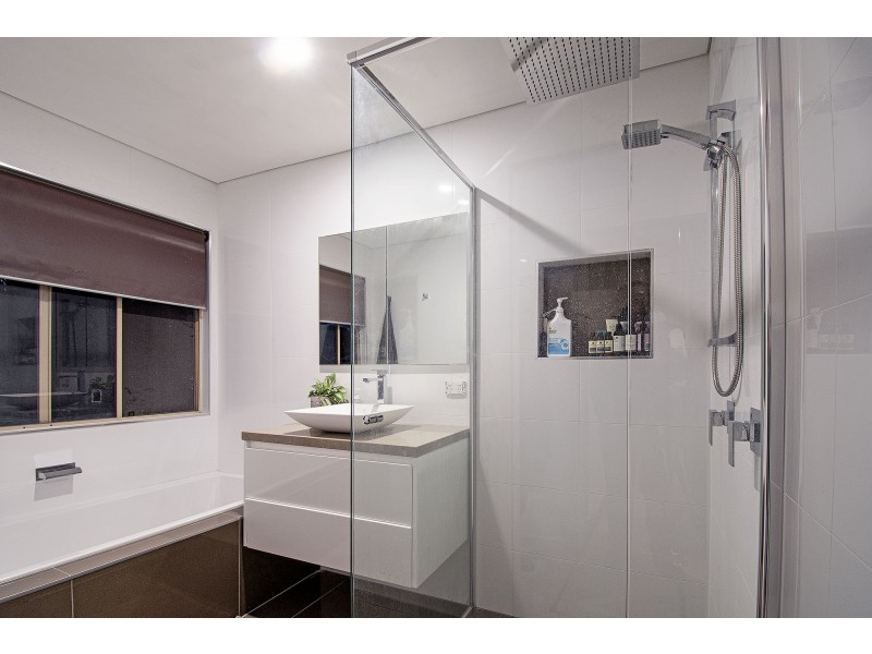 1 Carnoustie Court, Arundel QLD 4214