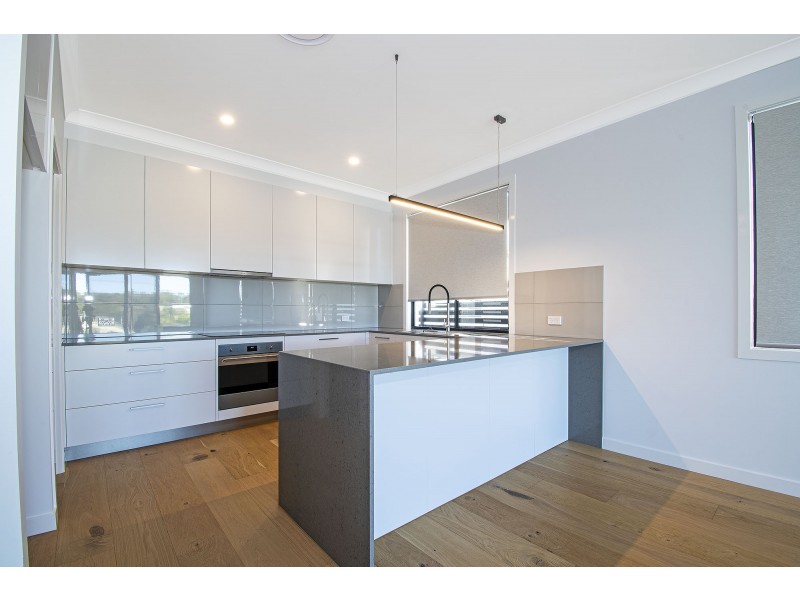 35A Ridgeway Avenue, Southport QLD 4215