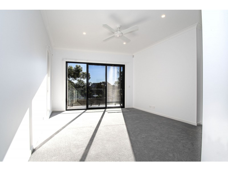 35A Ridgeway Avenue, Southport QLD 4215