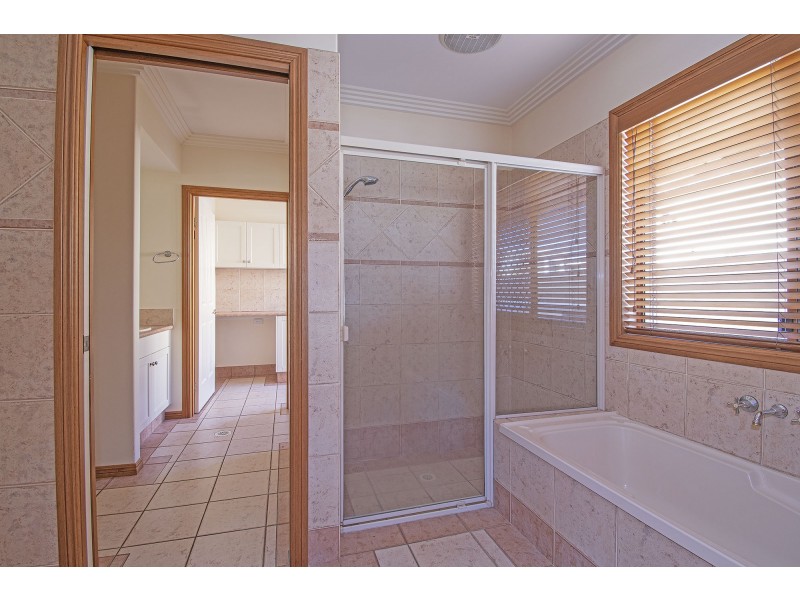 46 Sir Bruce Small Boulevard, Benowa QLD 4217