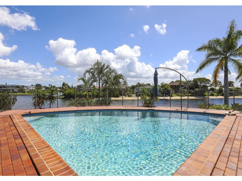 32 Bombala Street, Broadbeach Waters QLD 4218