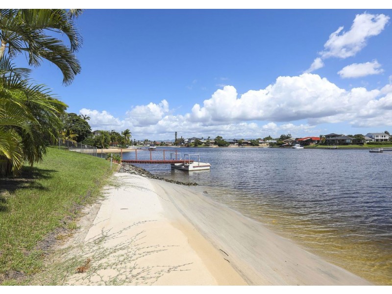 32 Bombala Street, Broadbeach Waters QLD 4218