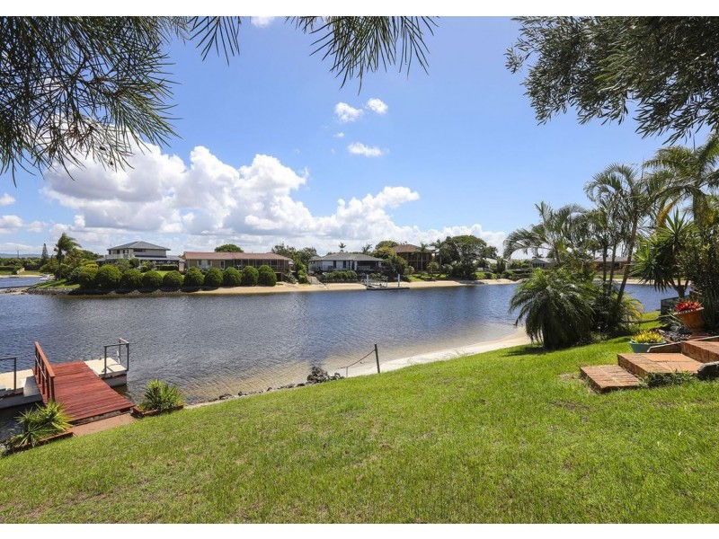 32 Bombala Street, Broadbeach Waters QLD 4218