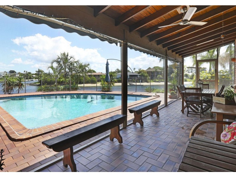 32 Bombala Street, Broadbeach Waters QLD 4218