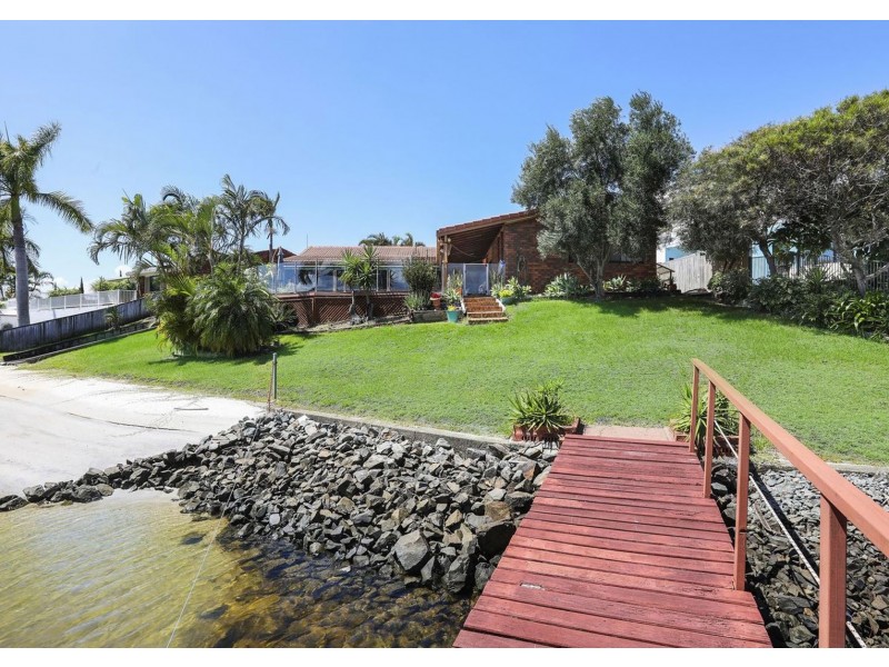 32 Bombala Street, Broadbeach Waters QLD 4218