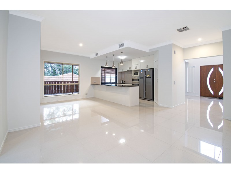 8 West Mountain Court, Parkwood QLD 4214