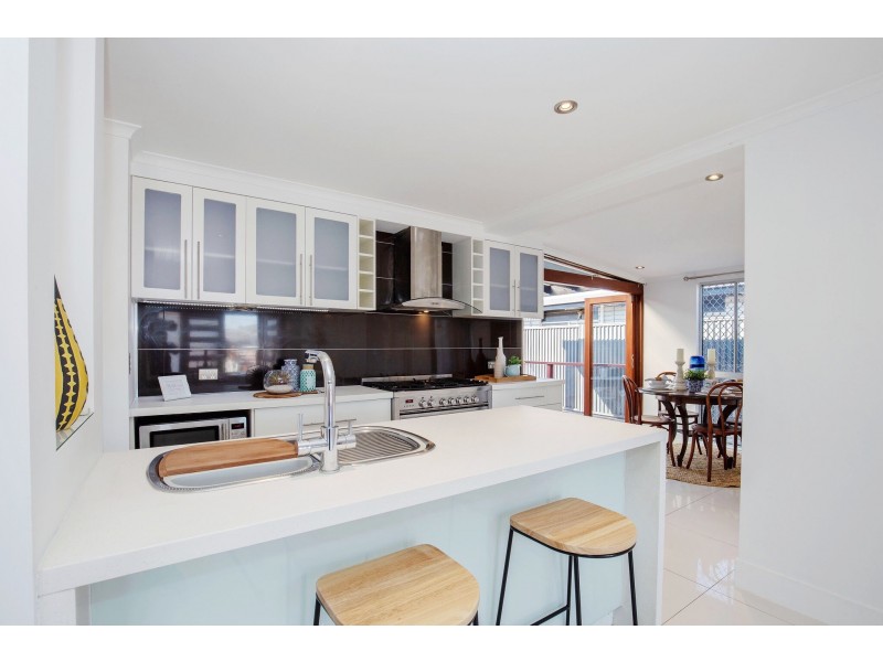 36 Cooleroo Crescent, Southport QLD 4215