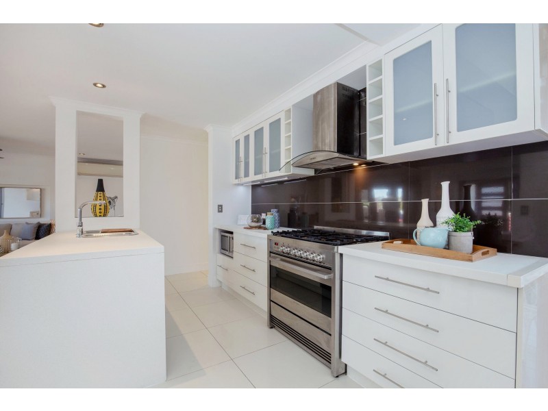 36 Cooleroo Crescent, Southport QLD 4215
