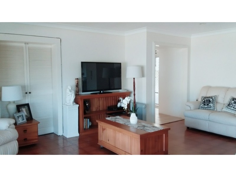 8 Cresta Court, Broadbeach Waters QLD 4218
