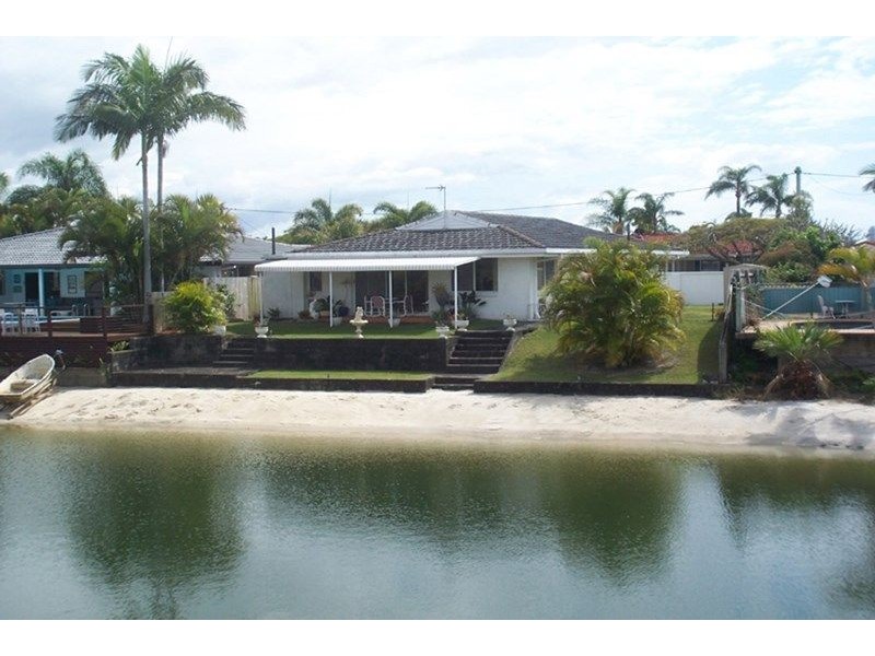 8 Cresta Court, Broadbeach Waters QLD 4218