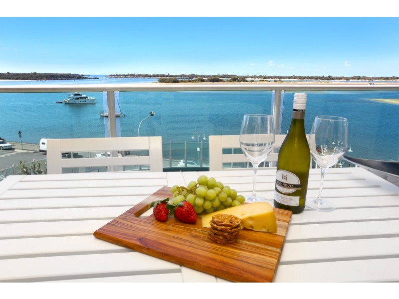402/300 Marine Parade, Labrador QLD 4215