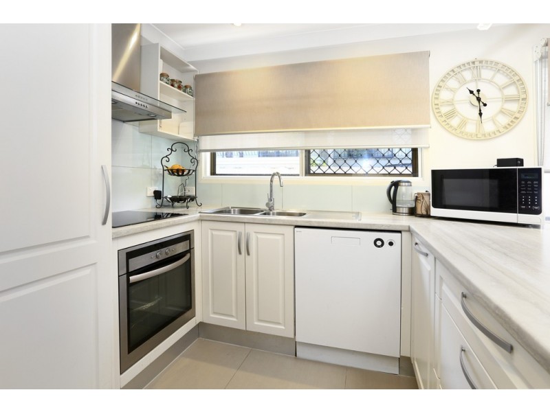 2/11 Esther Place, Surfers Paradise QLD 4217