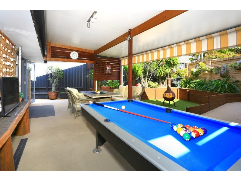 2/11 Esther Place, Surfers Paradise QLD 4217