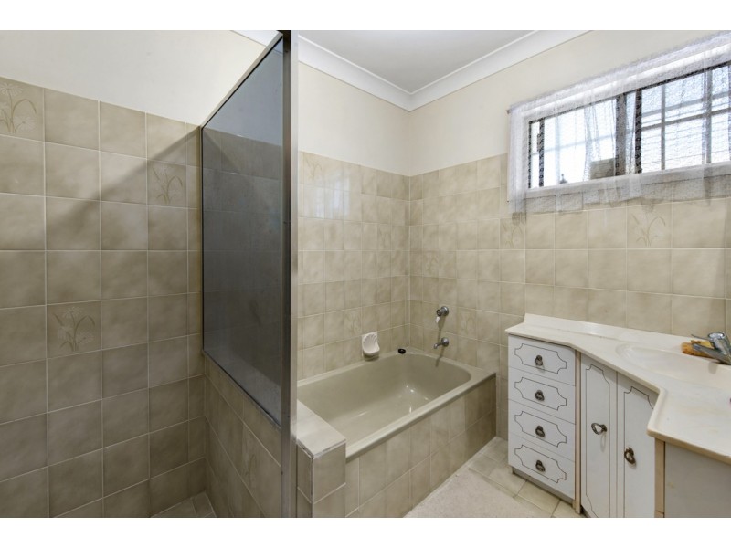 75 Savoy Drive, Broadbeach Waters QLD 4218