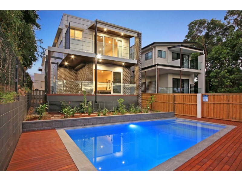 35 Ridgeway Avenue, Southport QLD 4215