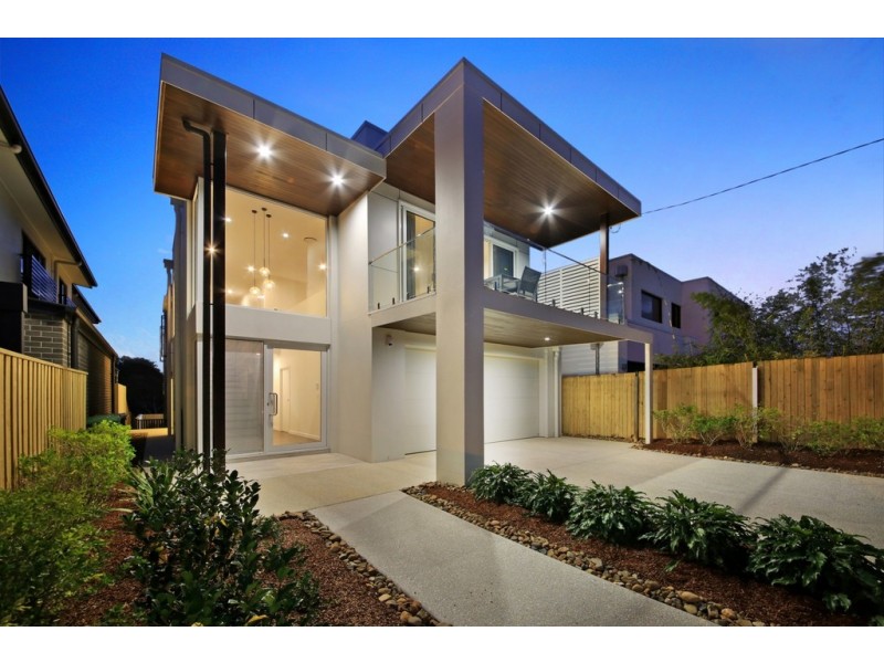 35 Ridgeway Avenue, Southport QLD 4215