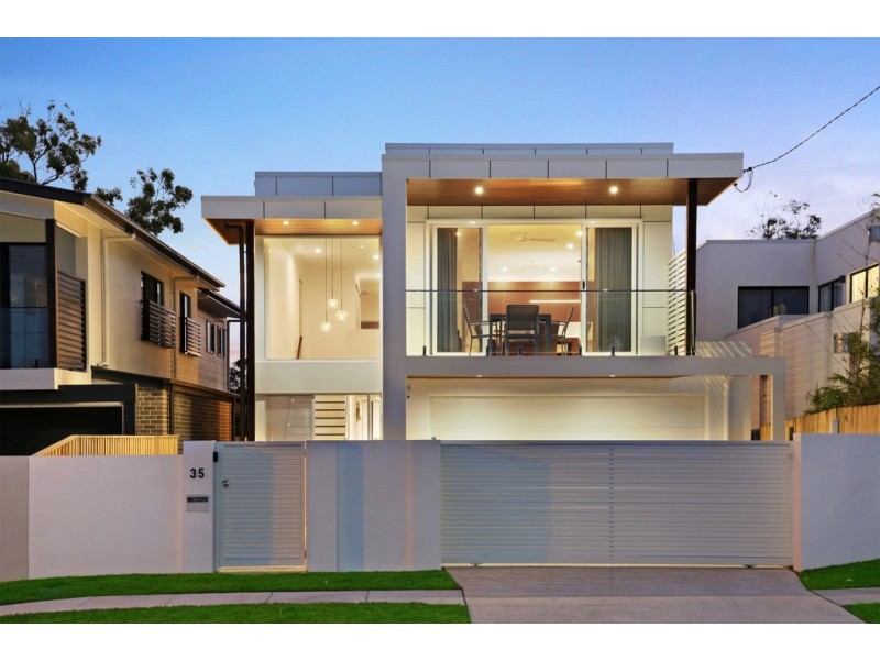 35 Ridgeway Avenue, Southport QLD 4215