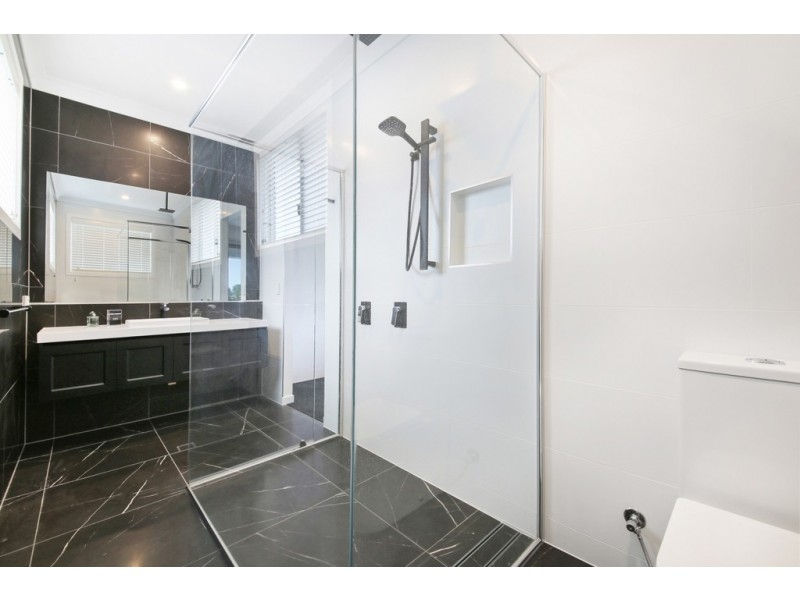 35 Ridgeway Avenue, Southport QLD 4215