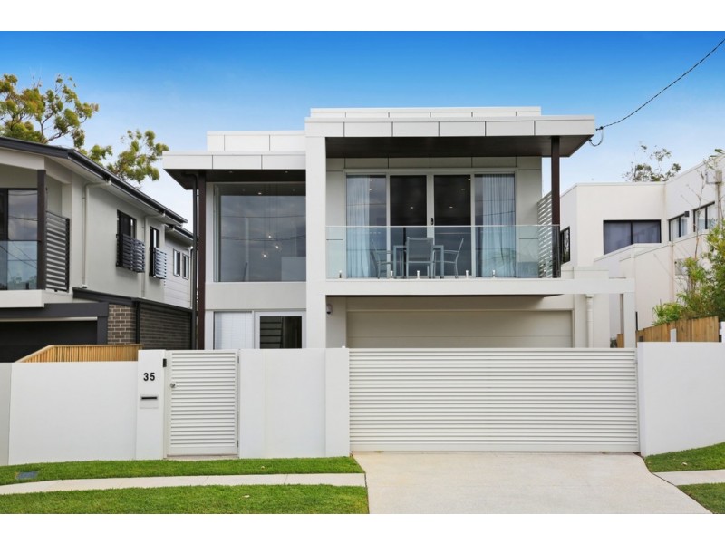 35 Ridgeway Avenue, Southport QLD 4215
