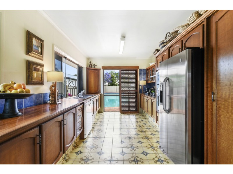 7 Wildash Street, Southport QLD 4215