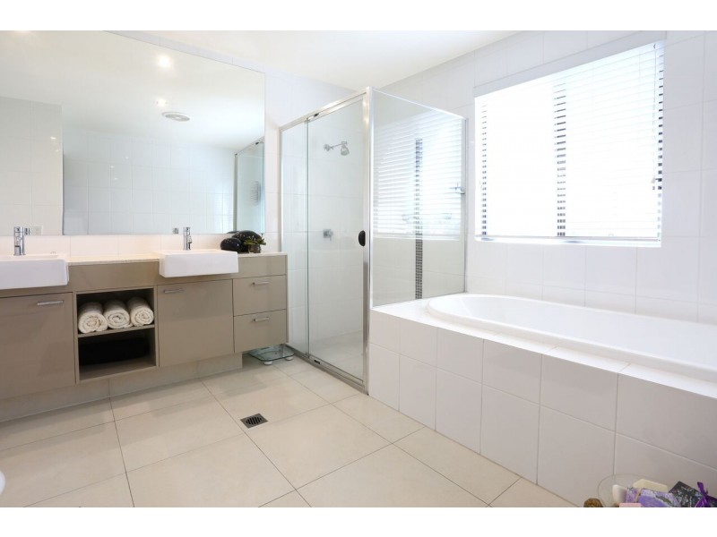 1/2 Allamanda Grove, Bundall QLD 4217