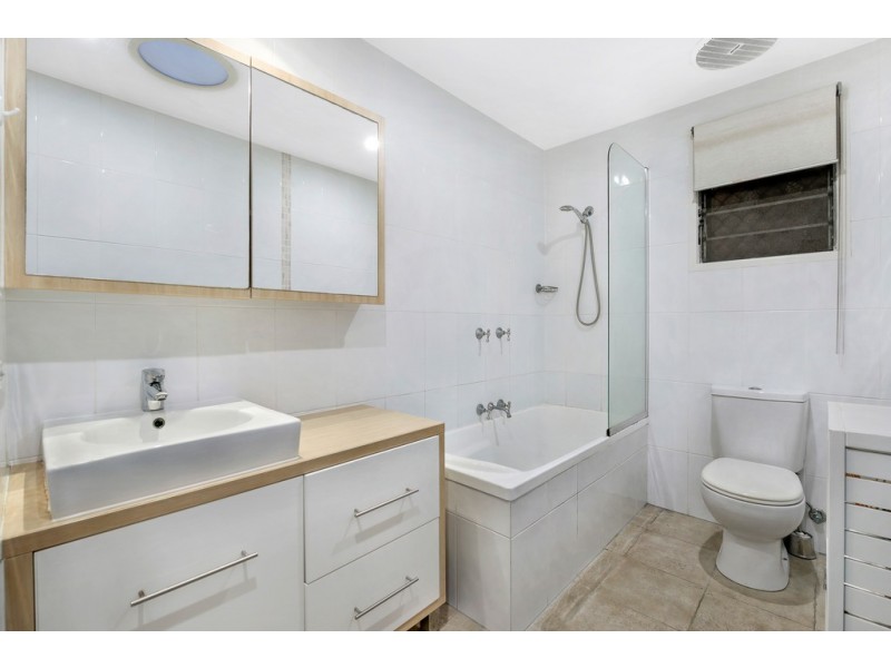 18 Chester Terrace, Southport QLD 4215