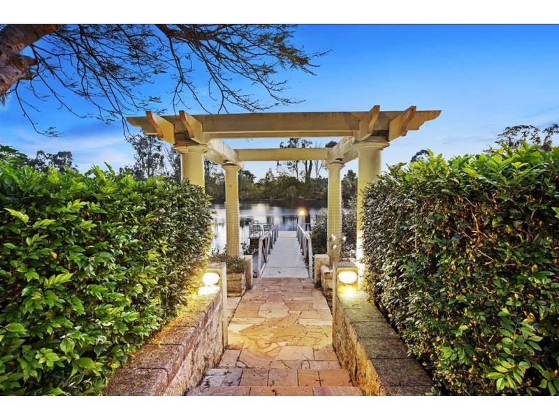 13 Riverbank Court, Ashmore QLD 4214