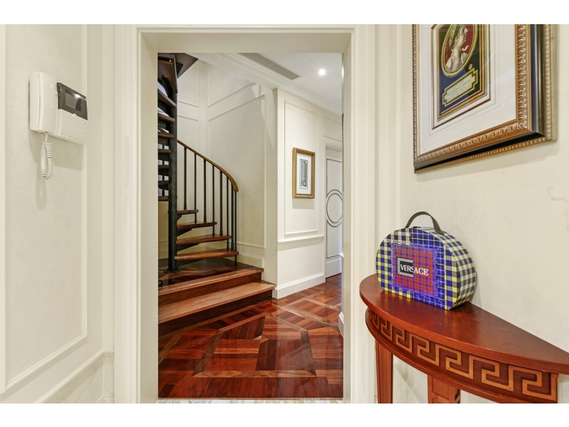 Penthouse Palazzo Versace, 94 Seaworld Drive, Main Beach QLD 4217