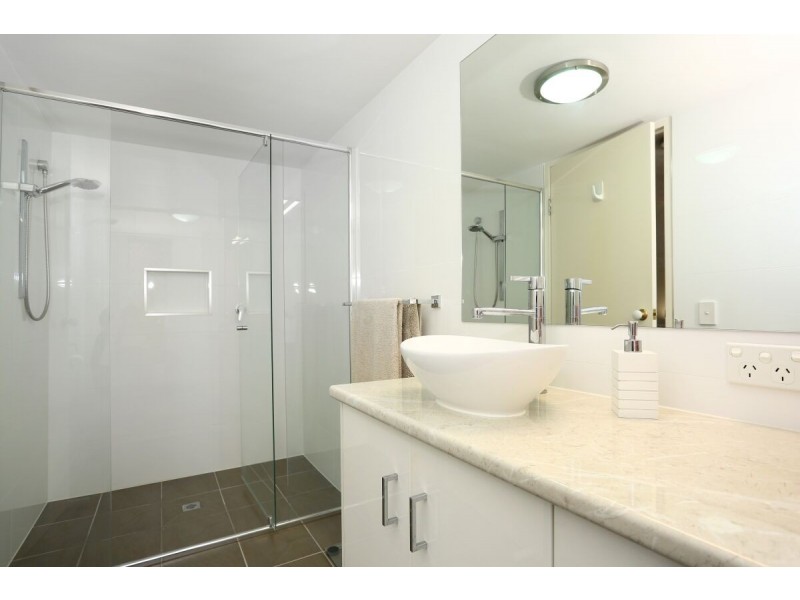 2/78-80 Stanhill Drive, Chevron Island QLD 4217