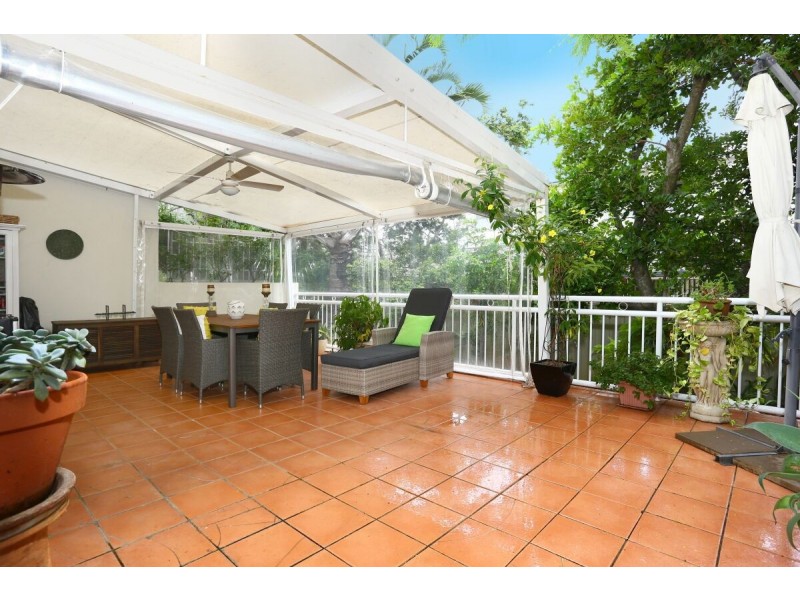 2/78-80 Stanhill Drive, Chevron Island QLD 4217