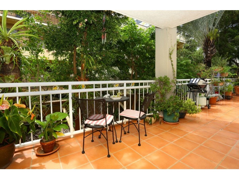 2/78-80 Stanhill Drive, Chevron Island QLD 4217