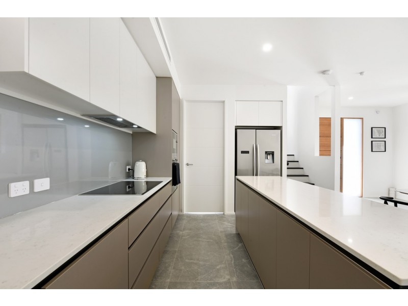 26-28 Drury Ave, Southport QLD 4215