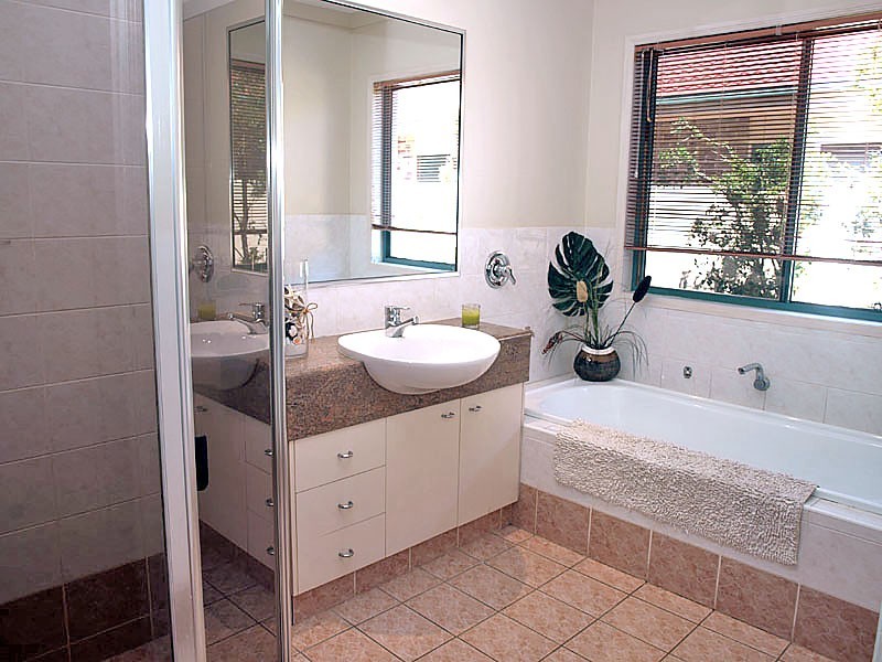 5 Renate Way, Benowa Waters QLD 4217